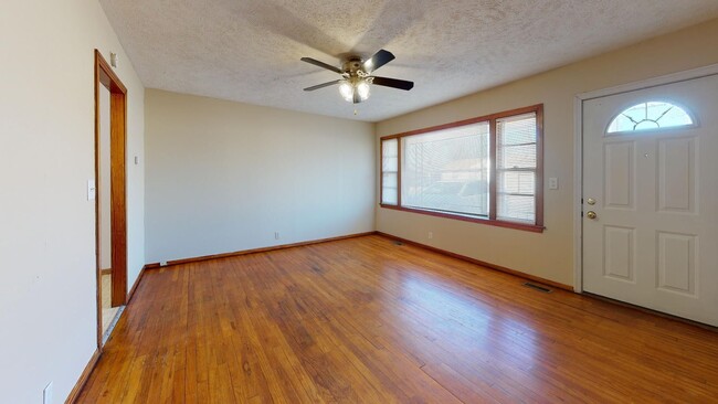 Building Photo - 2 Bedroom, 1 Bathroom House with Attached ...