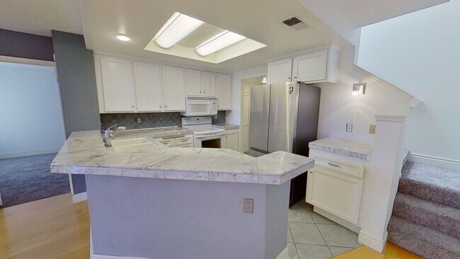 Foto del edificio - **COMING SOON** 2 Bed Condominium in the E...