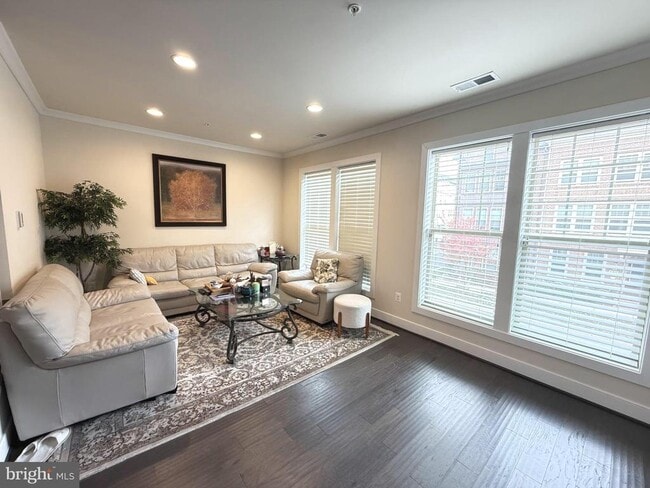 Building Photo - 321 Hendrix Ave