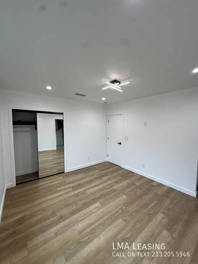 Building Photo - Full Renovated 3b2b With Washer Dryer in U...