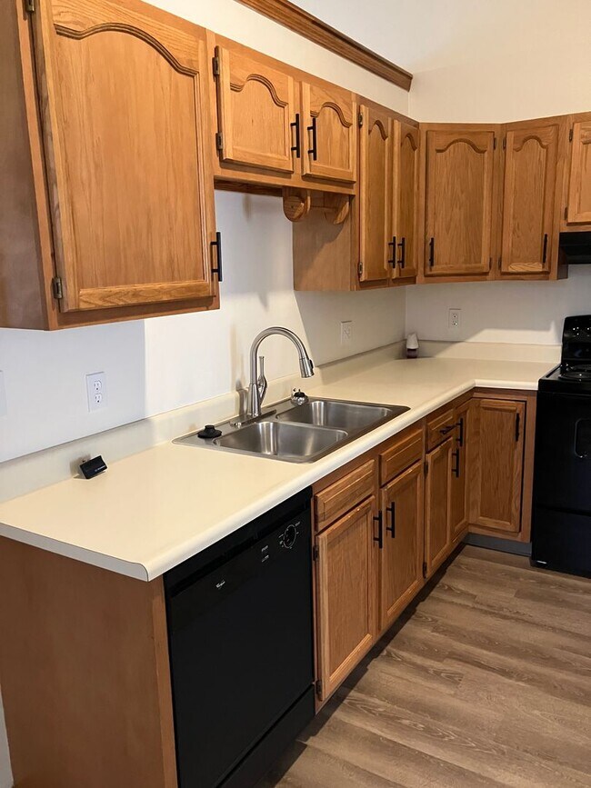 Foto del edificio - Updated Ranch with 2 Bedrooms, 1 Bath, and 1-Car Attached Garage in Troy, Ohio - Your Perfect Hom...
