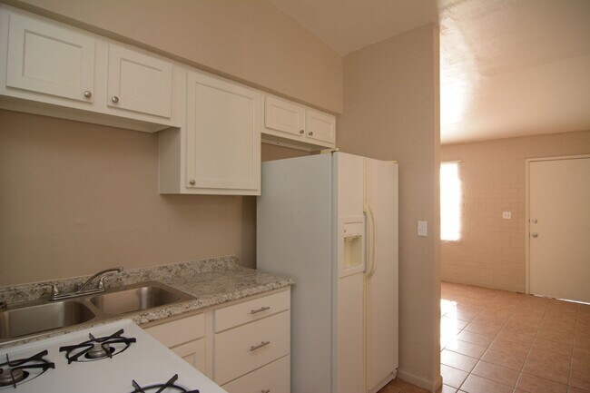 Building Photo - Great South Tucson Location! Charming 1 Be...