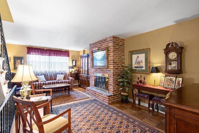Building Photo - 408 S Croskey St