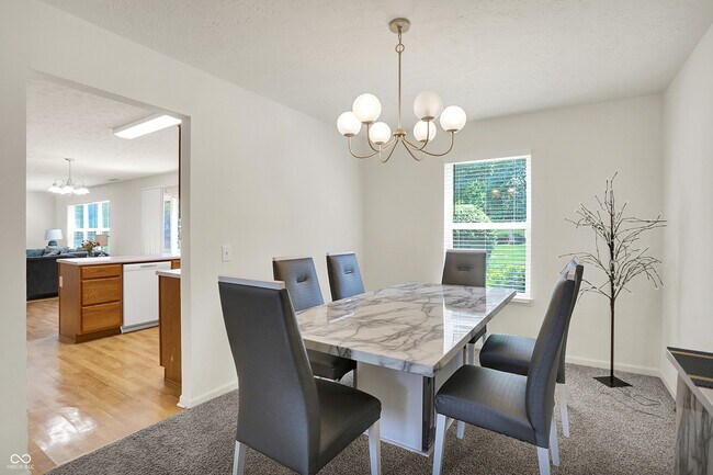 Foto del edificio - 5761 Cantigny Way S