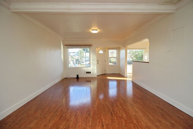 Building Photo - Rose City Park 3 Bed/2 Bath Updated 1907 Charmer – A Gardener’s Delight!