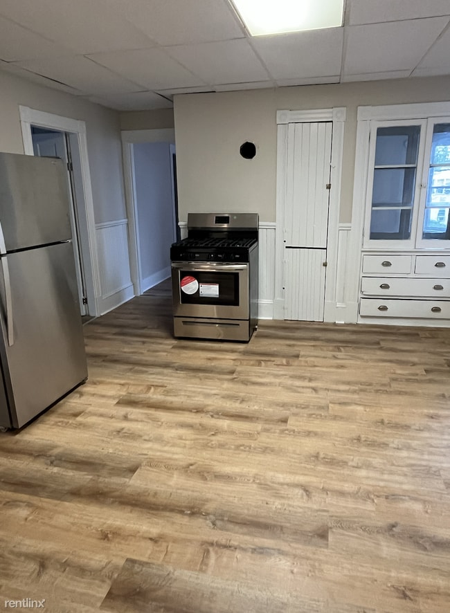 Building Photo - 4 br, 1 bath Triplex - 144 Pearl Street 2