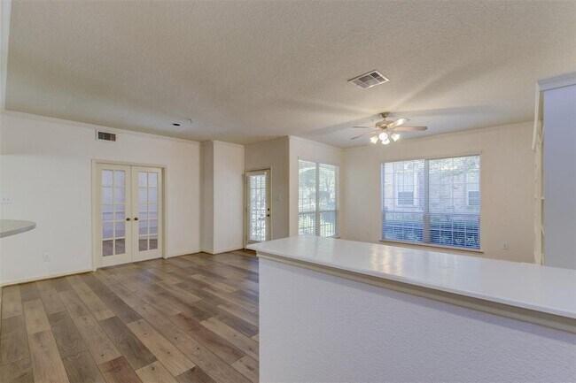 Building Photo - 6607 Lake Woodlands Dr