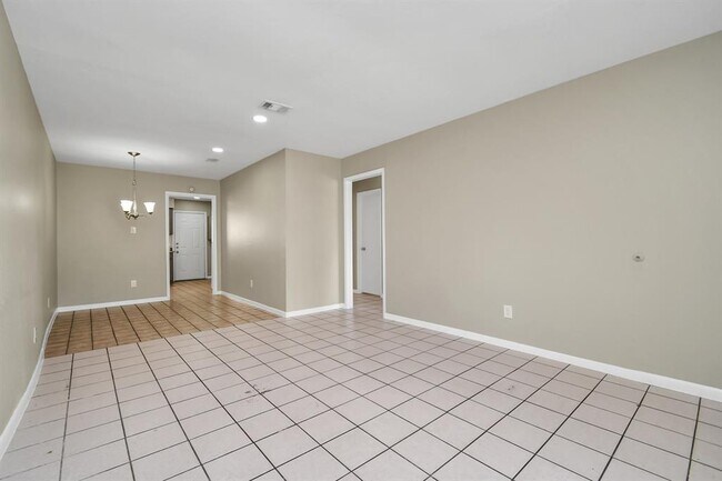 Foto del edificio - 1736 Crestdale Dr