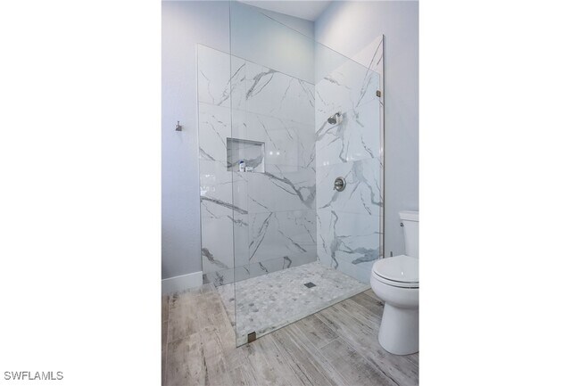 Foto del edificio - 1511 Whispering Oaks Cir