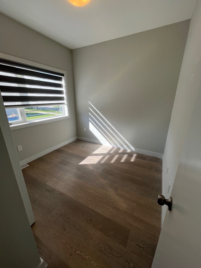 Building Photo - 718 Kylemore Ave