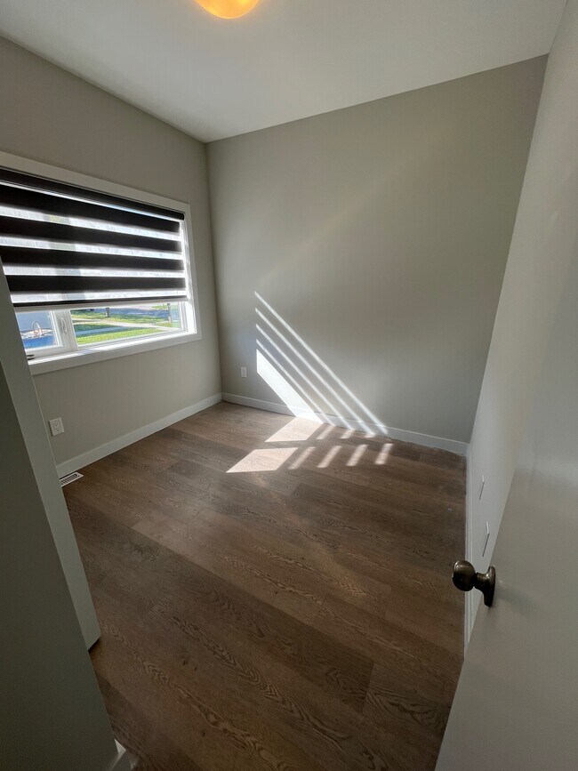 Photo du bâtiment - 718 Kylemore Ave