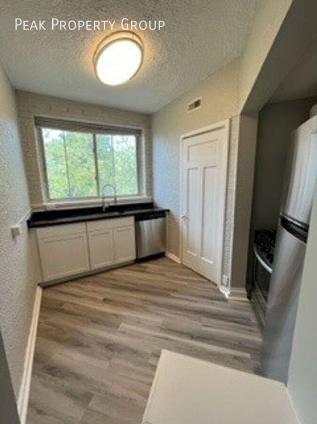 Photo - 2560 Woodburn Ave Apartment