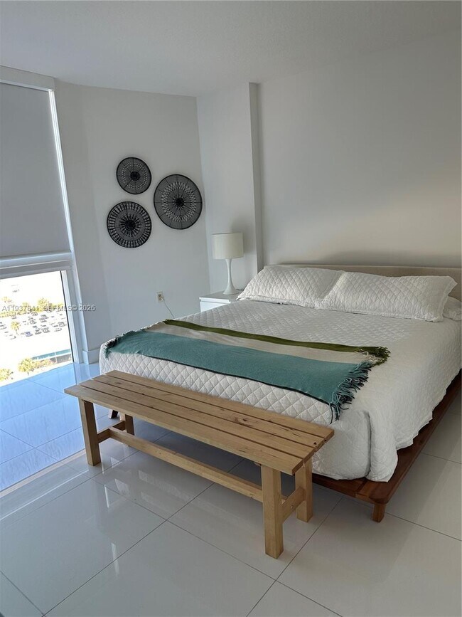 Foto del edificio - 150 Sunny Isles Blvd