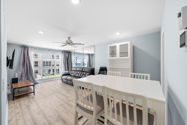 Foto del edificio - 3851 N Ocean Blvd