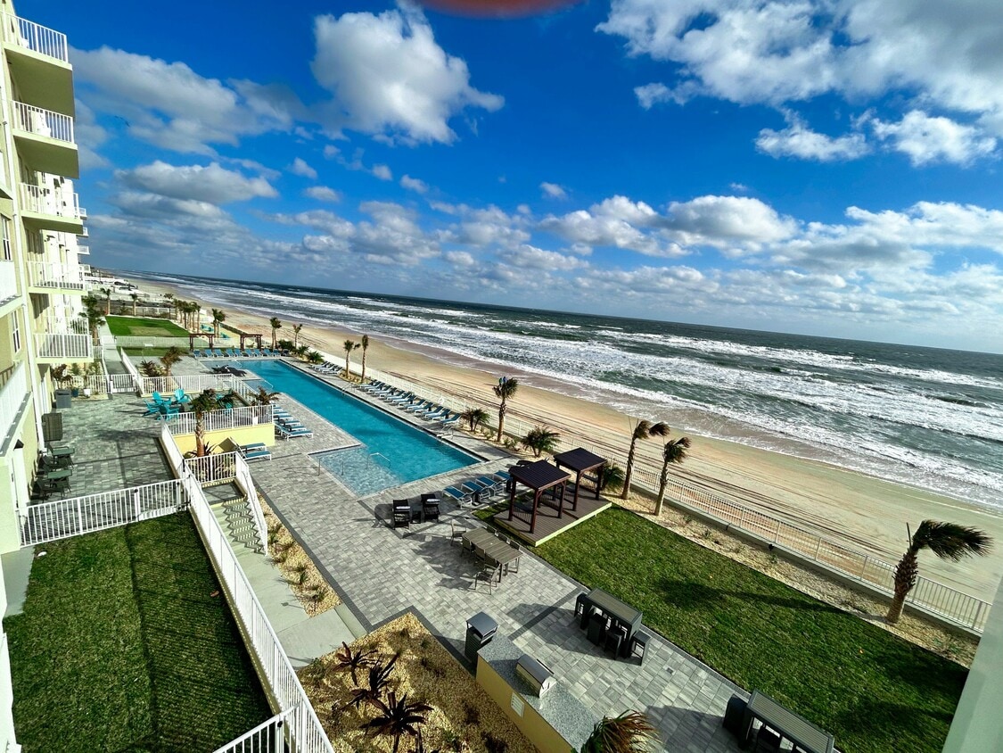 Feel the ocean breeze at this oceanfront oasis! - Triton Cay - Daytona Apartments