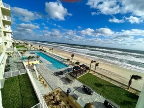 Feel the ocean breeze at this oceanfront oasis! - Triton Cay - Daytona Apartments