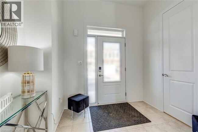 Photo du bâtiment - 3262 Crystal Dr