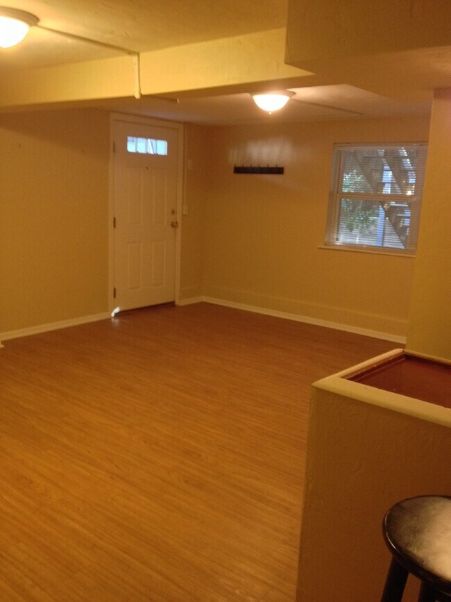 Building Photo - Walk to Campus from this 2 bedroom 1 bath ...