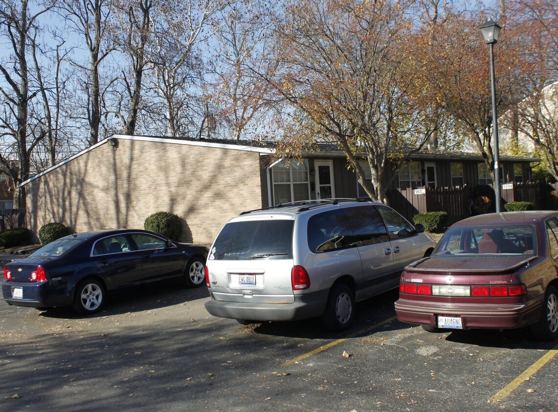 Foto del edificio - 1157 Farm Hurst Ct