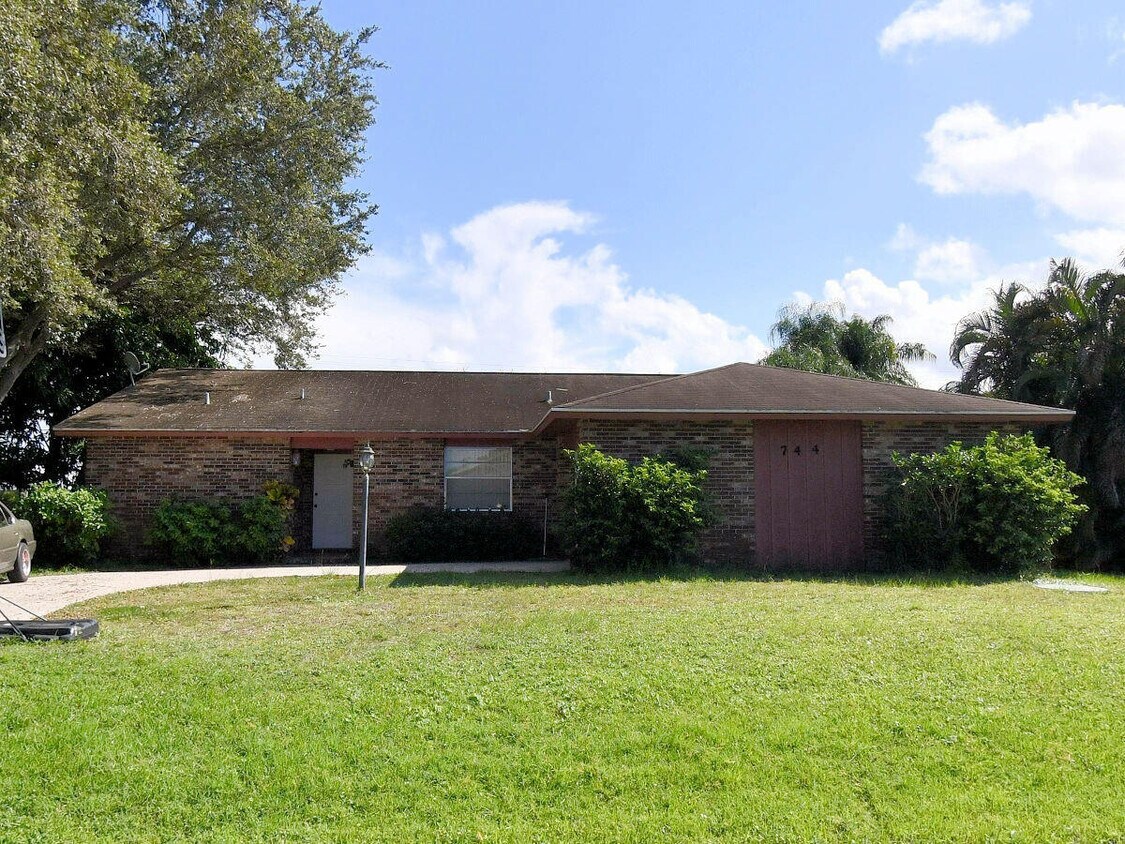 Foto principal - 744 SE Fallon Dr