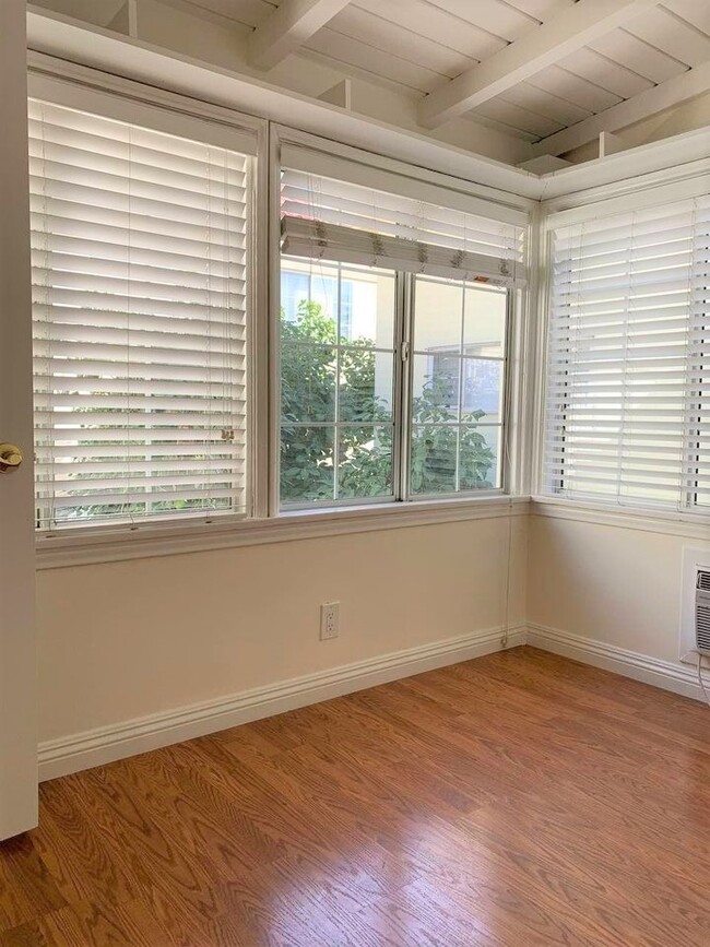 Foto del edificio - 3110 W Riverside Dr