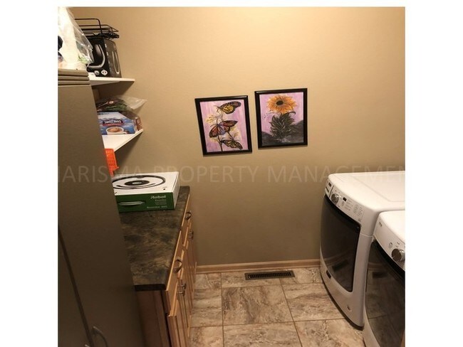 Building Photo - Spacious and Amenity 5 Bedroom, 3 Bath Home