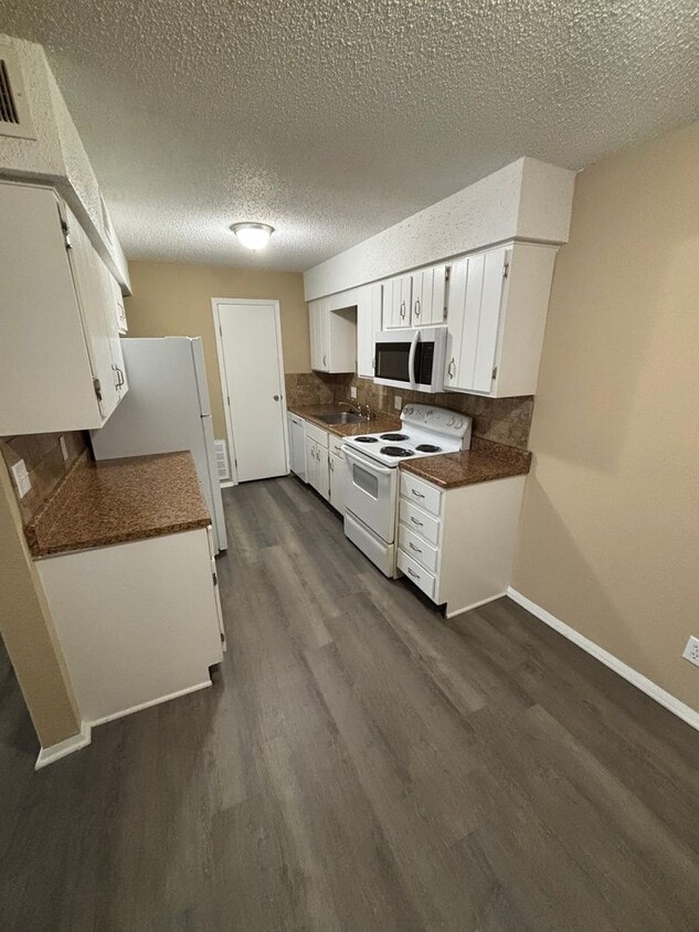 Primary Photo - 2 Bedroom 1.5 Bath Updated Apartment