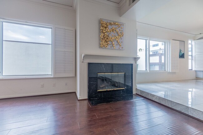 Building Photo - Highly Desireble Beverly Hills Condo