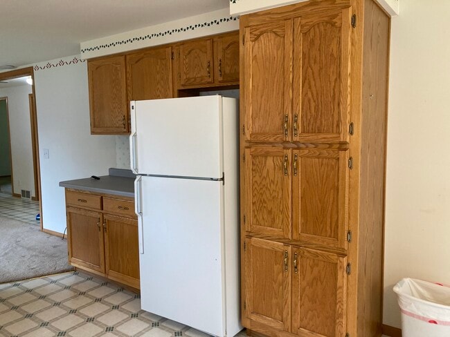 Kitchen - 4942 E Lakeview St