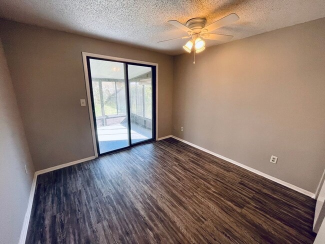 Building Photo - Cozy 2/1 Townhome in Orange Park!
