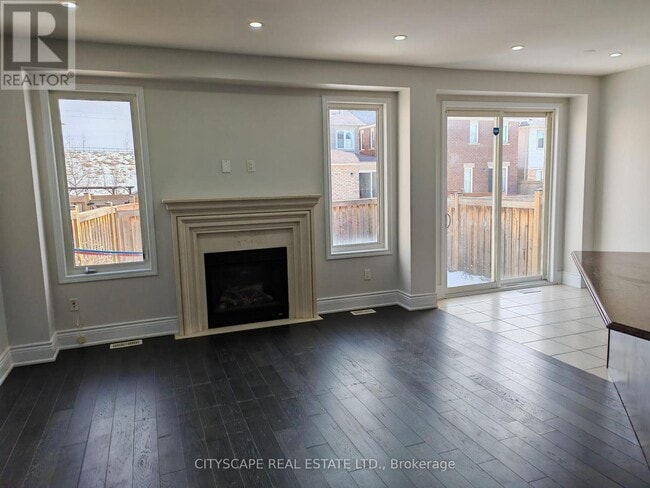 Photo du bâtiment - 228 Slingsby Landing