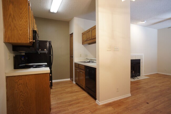 Building Photo - PRELEASE 8/15/2025 2 bed 2 bath