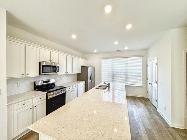 Building Photo - Charming 3-Bedroom, 3.5-Bath Townhouse in ...