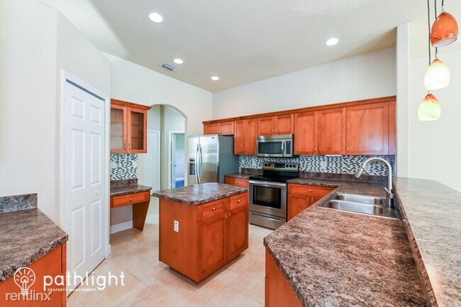 Building Photo - 4 br, 3 bath House - 441 10th Ave NE UNIT
