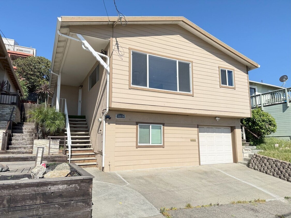 Foto principal - Contemporary San Leandro Hills Home