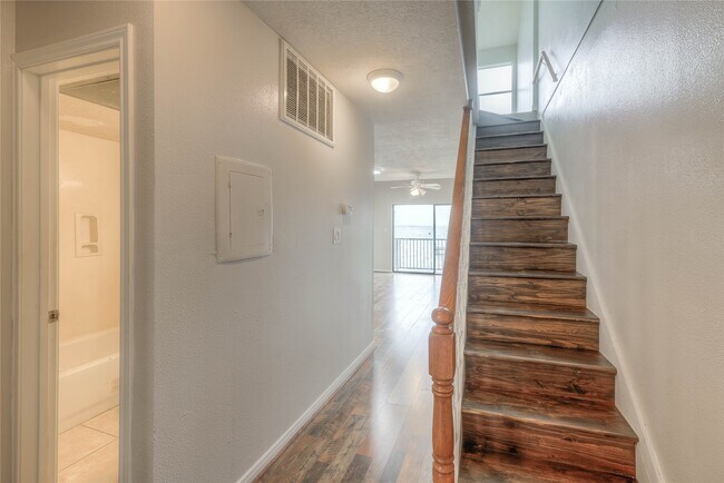 Foto del edificio - 445 Carolcrest Ln