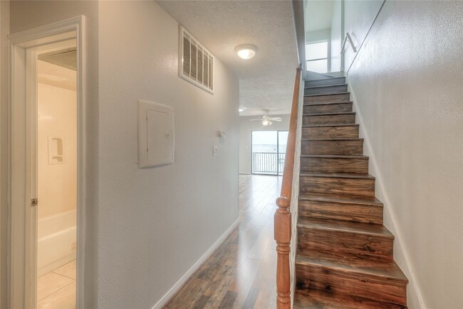 Building Photo - 445 Carolcrest Ln