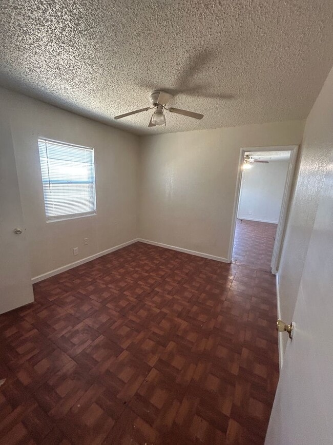 Building Photo - Spacious home in Armona with large yard re...