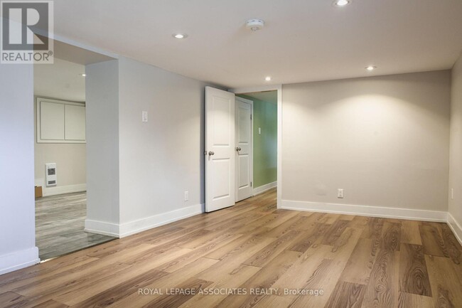 Building Photo - 330 Athol St E
