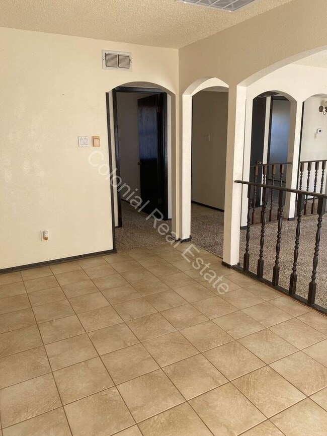 Building Photo - 3 bed 2 bath single family home, washer dryer hookups, and single attached one car garage included