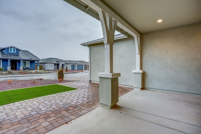Building Photo - 3 Bedroom + Den, 2.5 Bath Home in Westwood!