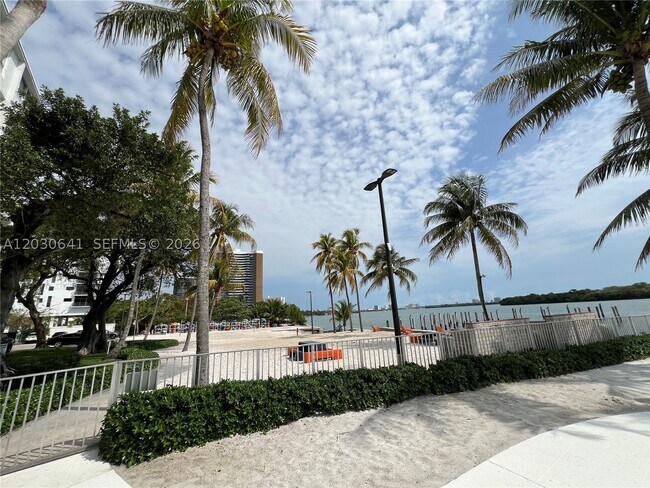 Foto del edificio - 700 NE 63rd St