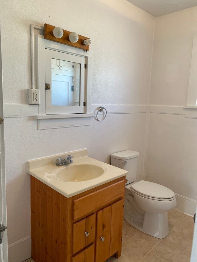 Building Photo - 27 S Elm St