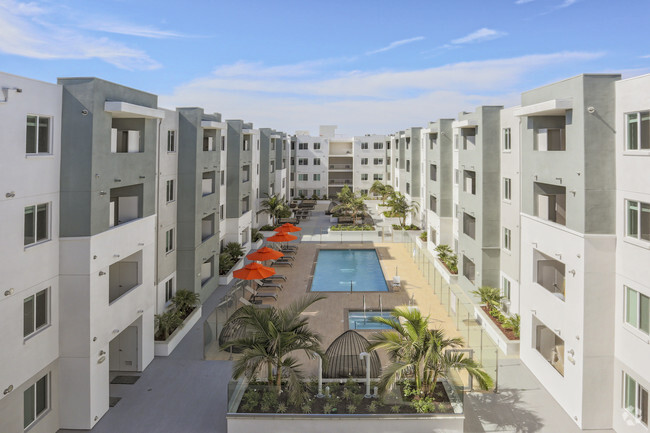 Outdoor Lounge - Seacrest Homes Apartments