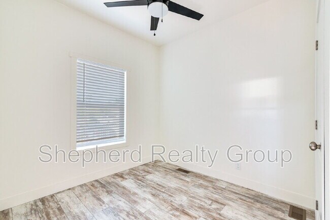 Foto del edificio - 15914 Dauchy Ave