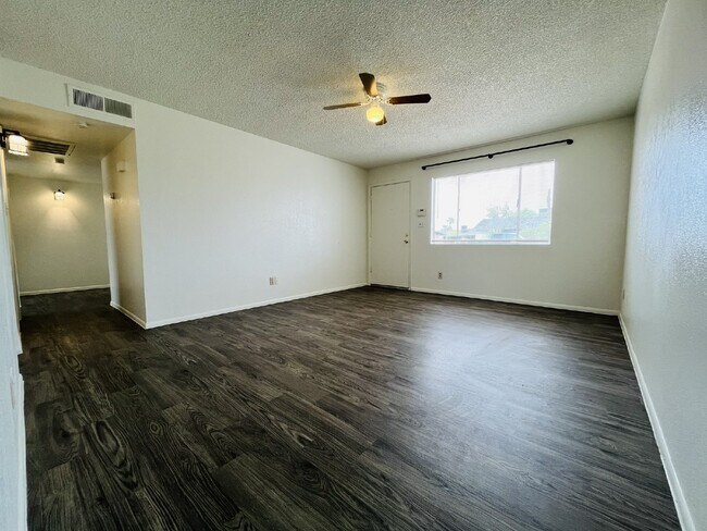 Building Photo - Northwest Phoenix Delight!