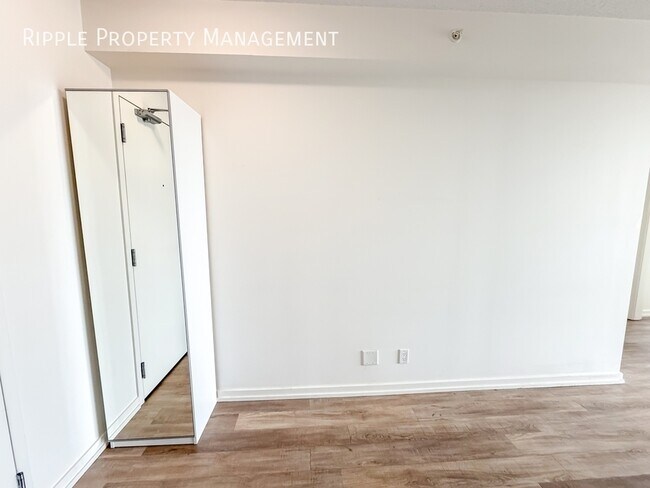 Photo du bâtiment - Modern 1 Beds, 1 Baths Apartment/Condo | Pets Not Allowed