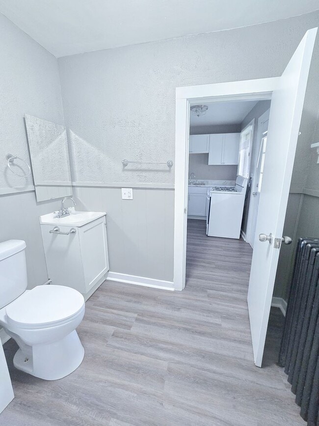 Building Photo - 627 N Main St