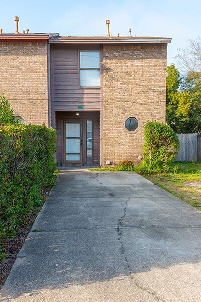 Primary Photo - "Charming Townhouse on Hollywood Blvd with Spacious 1156 Sq Ft Layout!"