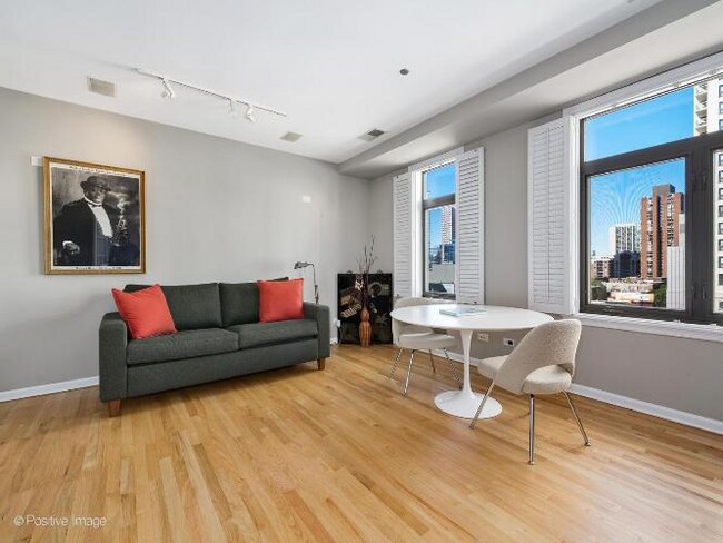 Foto del edificio - 33 W Huron St